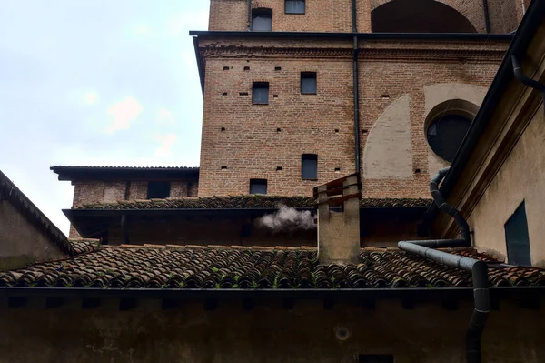 Camino Fumante Sul Tetto Una Casa Antica — Foto Stock