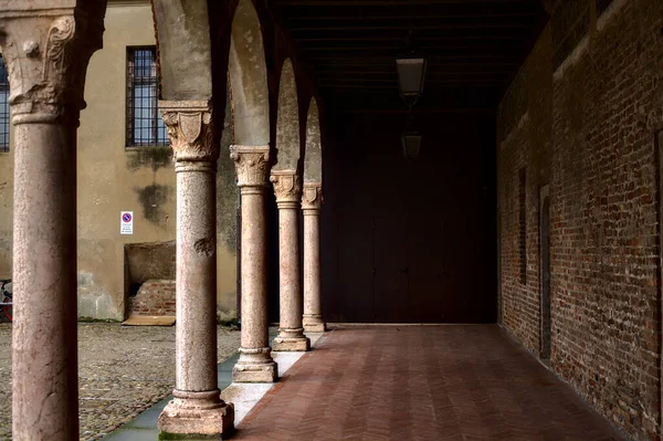 Порчвей Стародавнього Будинку Площі Італії — стокове фото