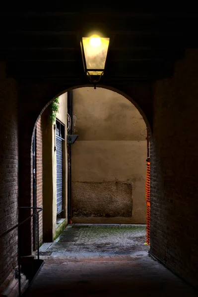 Callejón Oscuro Con Una Lámpara Encendida Pueblo Italiano — Foto de Stock