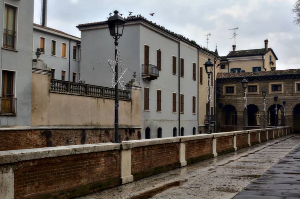 Ulica Lampami Dekoracjami Świątecznymi Włoskim Mieście — Zdjęcie stockowe