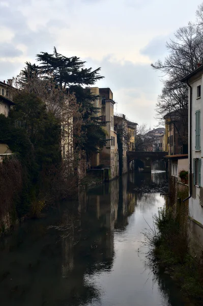 イタリアの町の水の流れ — ストック写真