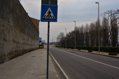 Kışın bulutlu bir günde İtalyan kasabasında boş bir yol.