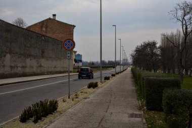 Kışın bulutlu bir günde İtalyan kasabasında boş bir yol.