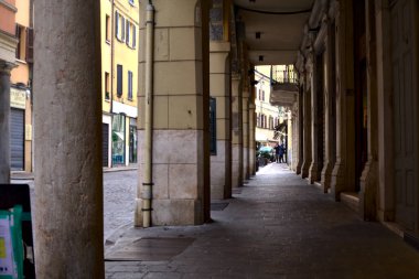Kapalı dükkanları olan boş veranda