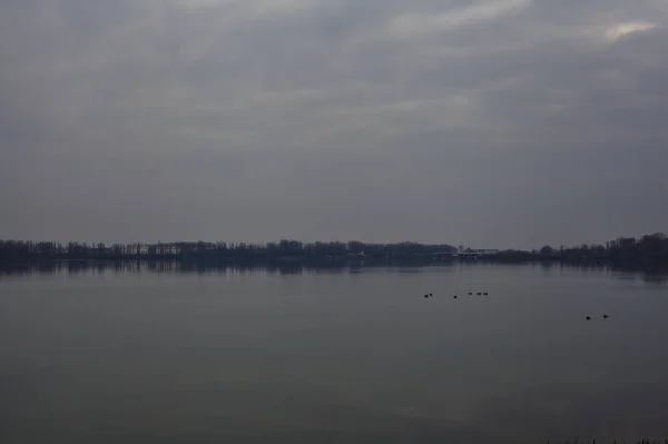 Estacione Outro Lado Lago Dia Nublado Inverno — Fotografia de Stock