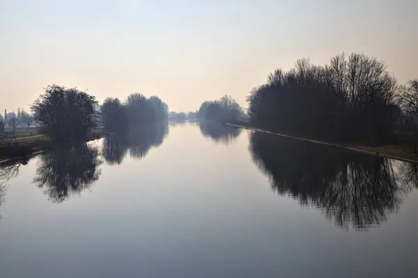 Rivière Bordée Arbres Nus Avec Leurs Reflets Jetés Dans Eau — Photo