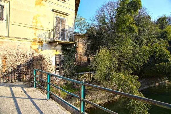 Landhaus Einem Wasserlauf Der Italienischen Landschaft — Stockfoto