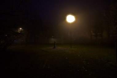 Gece vakti parkta bir çeşme