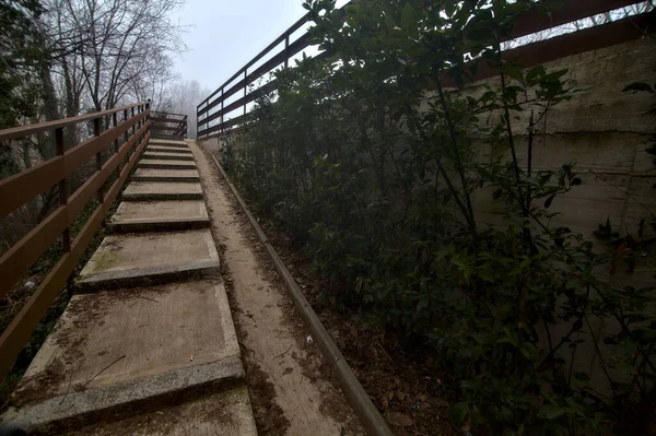 Σκάλα Στο Πλάι Ενός Οχυρού Μια Ιταλική Πόλη Χειμώνα — Φωτογραφία Αρχείου