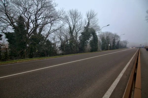 冬季意大利城郊的道路 — 图库照片