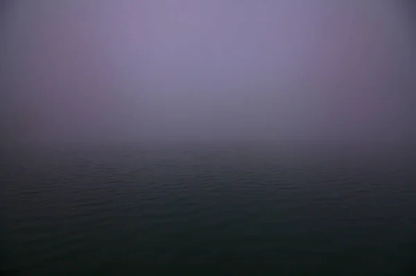 Een Rivier Met Horizon Gehinderd Door Dikke Mist — Stockfoto