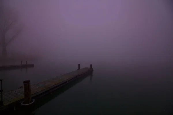 Ukotvení Řece Zamlžený Den Při Západu Slunce — Stock fotografie