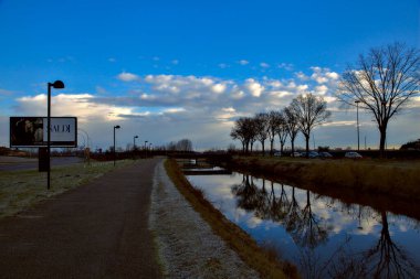 Mantova 'nın kenar mahallelerindeki moda mağazasına giriş yolu