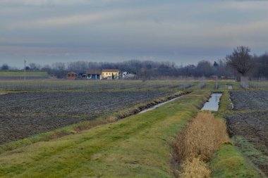 Kışın bulutlu bir günde, İtalya 'nın kırsal kesimlerinde sürülen tarlalar