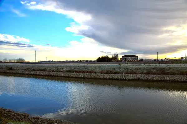 在意大利乡村 水在一条小径旁边流过 天空笼罩着水 — 图库照片