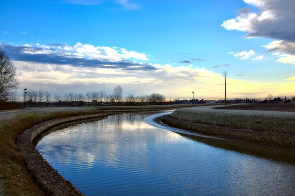 Vízáramlás Egy Ösvény Mellett Télen Vízbe Vetve Olasz Vidéken — Stock Fotó