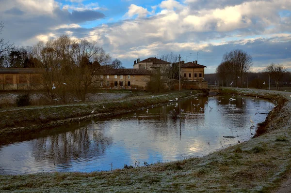 Starověká Farma Italské Krajině Potoka Vody — Stock fotografie