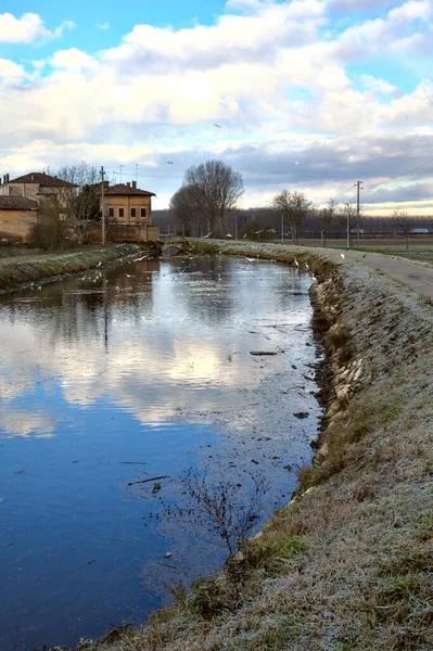 Fazenda Antiga Campo Italiano Lado Riacho Água — Fotografia de Stock