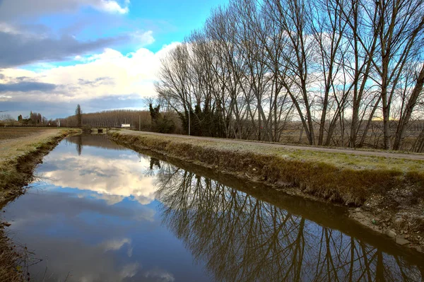Weg Neben Einem Wasserlauf Der Italienischen Landschaft Winter — Stockfoto