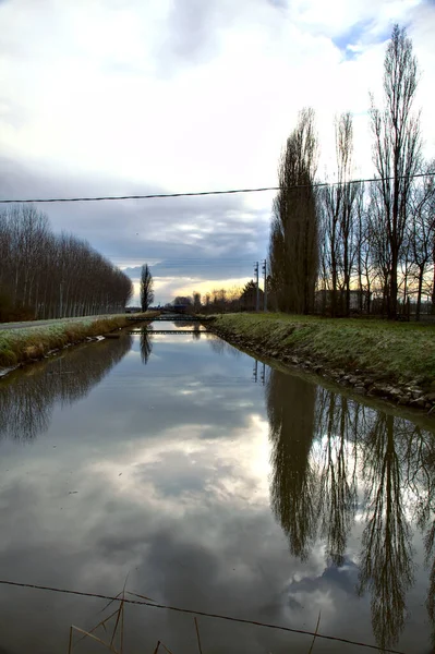 Ruisseau Eau Côté Village Dans Campagne Italienne Hiver — Photo