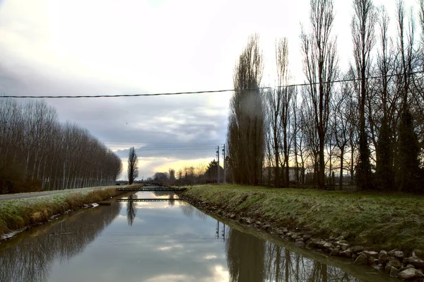 Potok Vody Vedle Vesnice Italské Krajině Zimě — Stock fotografie