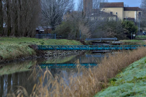 Fluxo Água Lado Uma Aldeia Campo Italiano Inverno — Fotografia de Stock