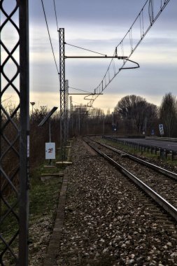 İtalya 'da bir kış günü yolun yanındaki demiryolu hattında.
