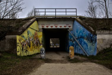 Köprünün altından grafiti ile kaplanmış bir geçit.