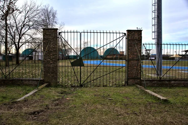 Una Puerta Cerrada Que Conduce Campo Deportes — Foto de Stock