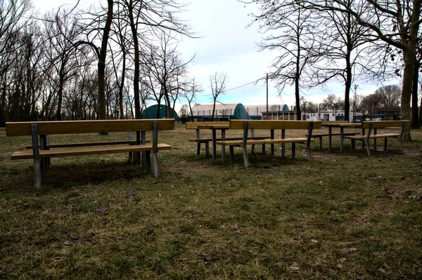 Leere Picknickbänke Park — Stockfoto