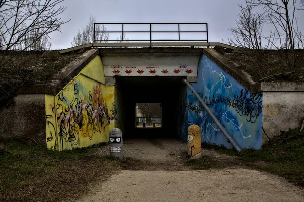 Průchod Pod Mostem Pokrytým Graffiti — Stock fotografie