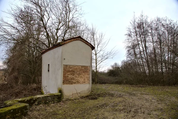 イタリアの田舎の未舗装の道の端にある公園の小屋 — ストック写真