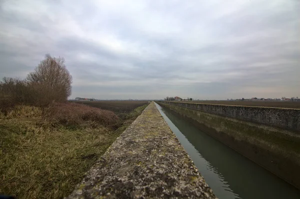 Een Waterkanaal Een Geploegd Veld Het Italiaanse Platteland Winter — Stockfoto