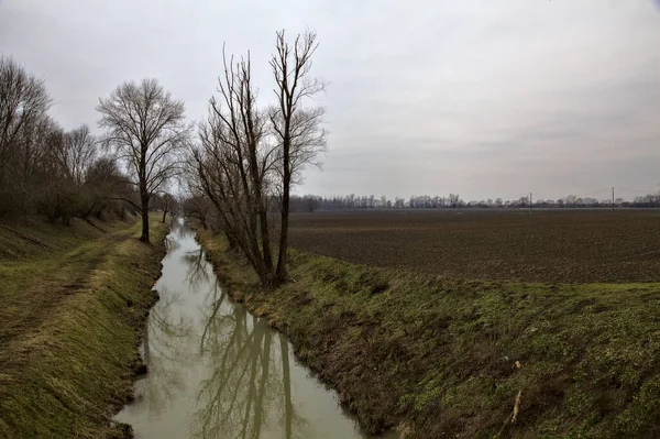 在意大利乡村 水在光秃秃的田野边流过 — 图库照片