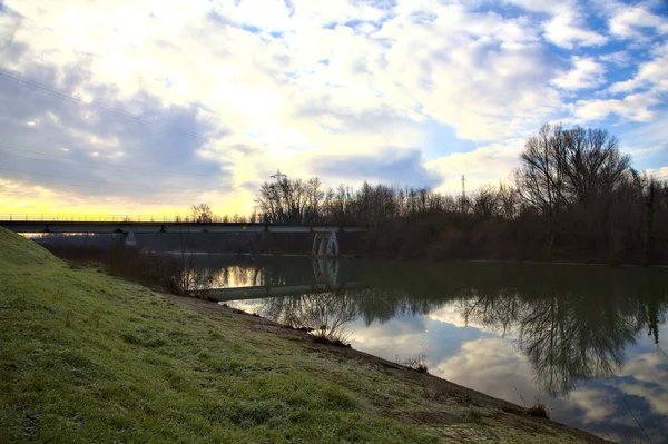 Weg Aan Oever Van Een Rivier Het Italiaanse Platteland Winter — Stockfoto