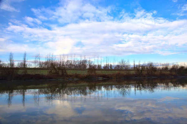 Rio Campo Italiano Inverno Com Céu Fundido Água — Fotografia de Stock