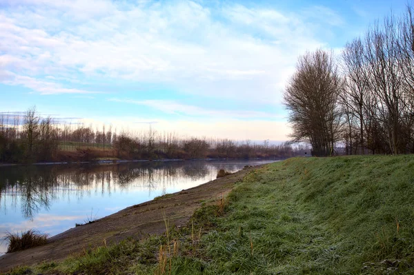 意大利乡村的河流在冬季 天空浸入水中 — 图库照片
