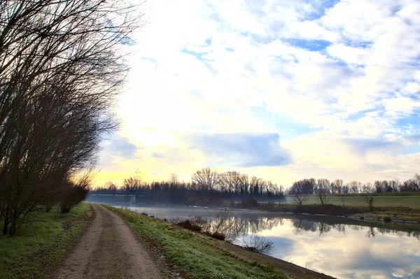 겨울에는 이탈리아 시골의 강가를 지나는 — 스톡 사진