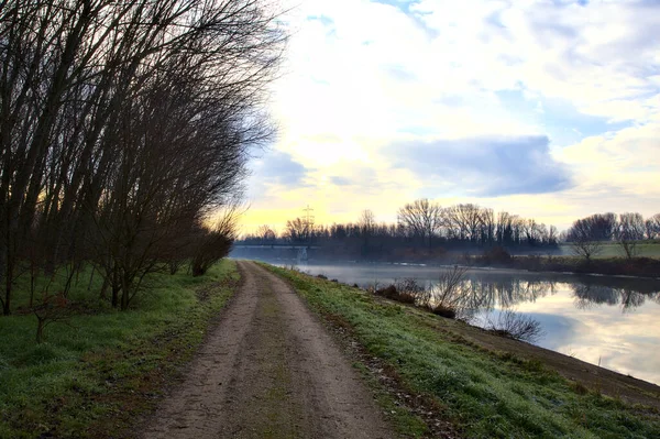 冬のイタリアの田舎の川の岸までの道 — ストック写真