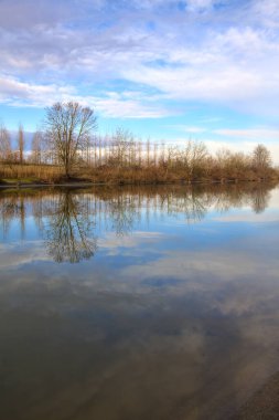 İtalya 'nın kırsal kesimlerinde kışın gökler suya dökülür.