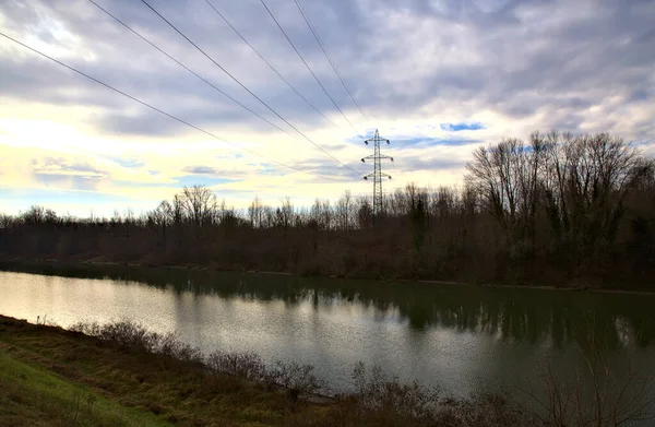 Rivier Begrensd Door Een Bos Met Een Pyloon Het Midden — Stockfoto