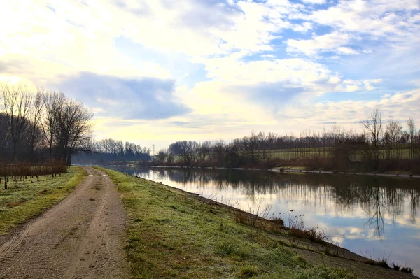 겨울에는 이탈리아 시골의 강가를 지나는 — 스톡 사진