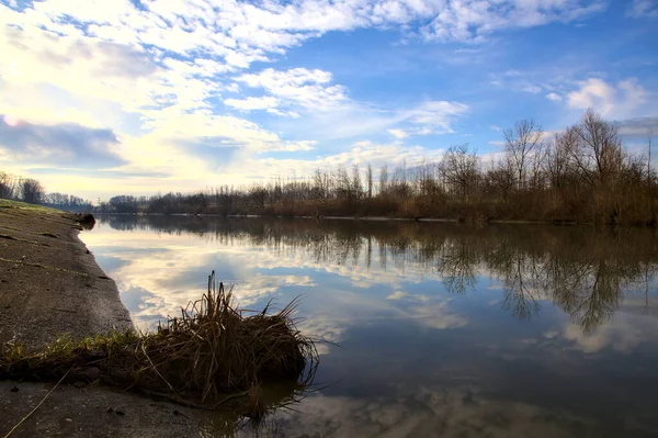 Río Campo Italiano Invierno Con Cielo Fundido Agua —  Fotos de Stock