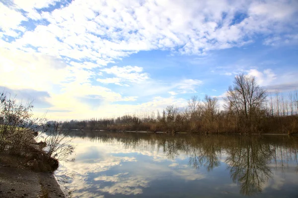 Río Campo Italiano Invierno Con Cielo Fundido Agua —  Fotos de Stock