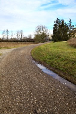 Kışın İtalya kırsalında bir tarlanın yanında.