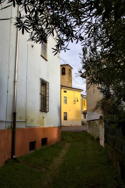 Cesta Mezi Venkovským Domem Který Vede Vesnice Zvonicí Budovami Italském — Stock fotografie