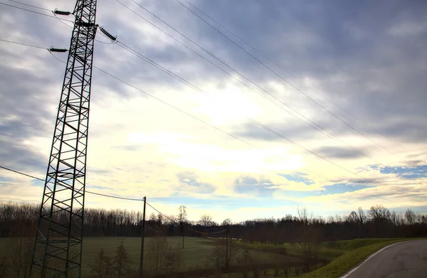 Droga Nabrzeżu Obok Słupa Elektryczności Włoskiej Wsi Zimie — Zdjęcie stockowe