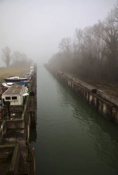 Canal Qui Mène Lac Par Une Journée Brumeuse Périphérie Une — Photo