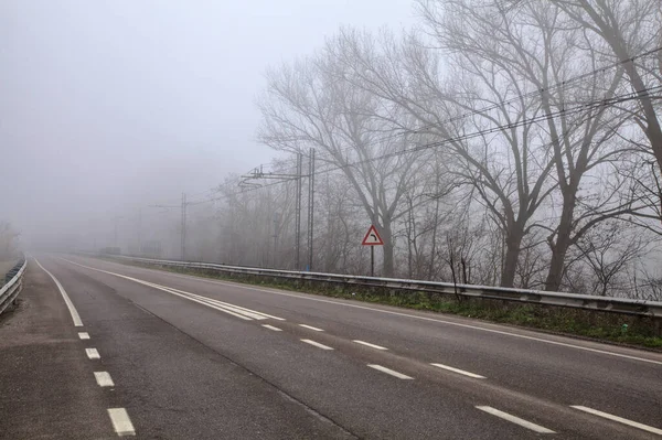 Strada Con Ferrovia Margini Una Giornata Nebbiosa Nella Campagna Italiana — Foto Stock