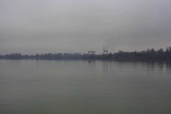 Costa Lago Visto Distância Dia Nublado Inverno — Fotografia de Stock